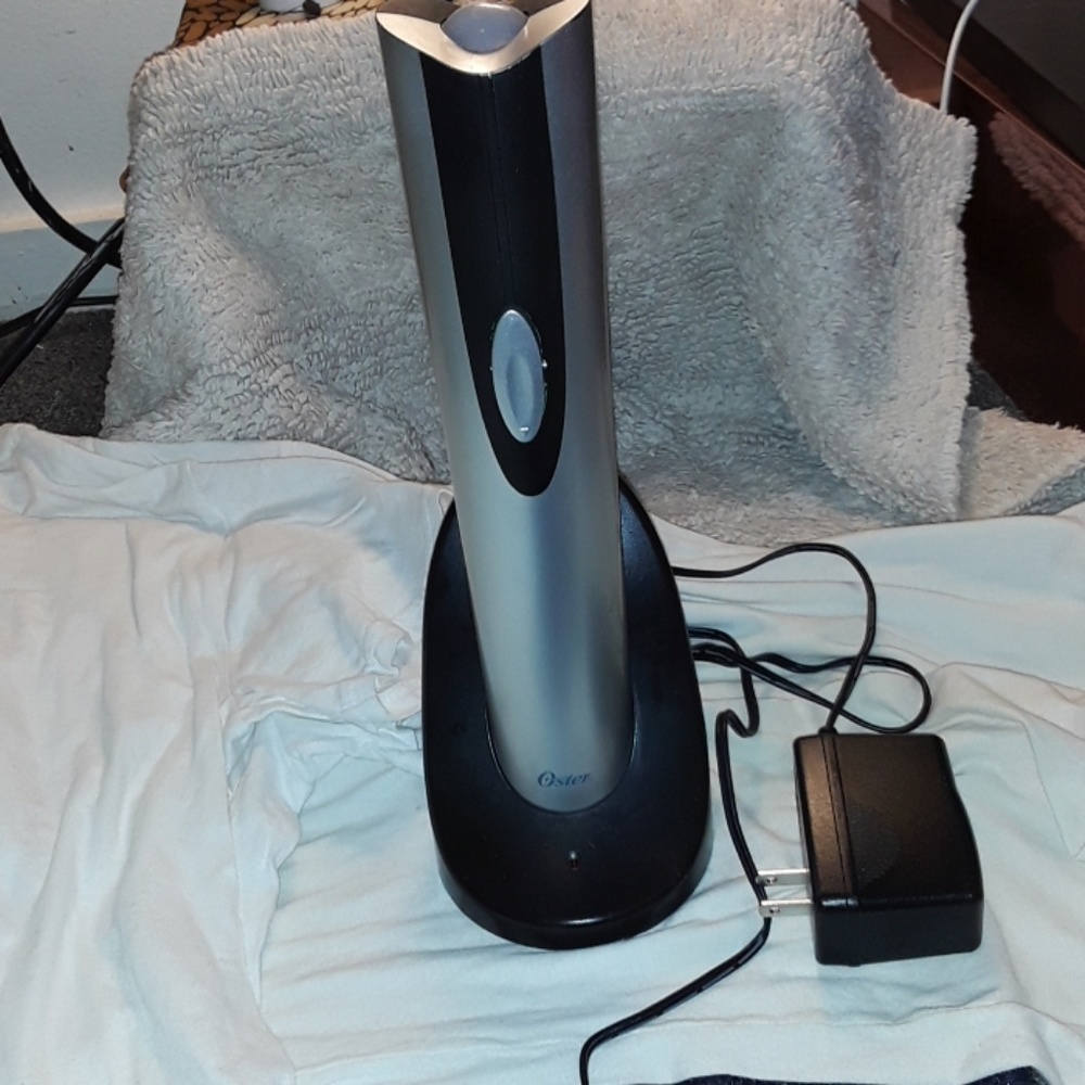 Rechargeable electric wine bottle opener